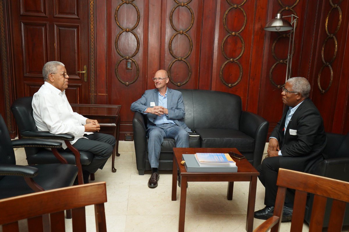 El viceministro de Política Exterior Multilateral, Rubén Silié, recibió la visita de cortesía del Sr. Anders Thomsen, director de <a href="/UNFPA_RD/">UNFPA en República Dominicana</a> y representante de <a href="/UNFPAMexico/">UNFPA en México</a>; junto al representante de UNFPA República Dominicana, Sr. Mario Serrano. 🤝
