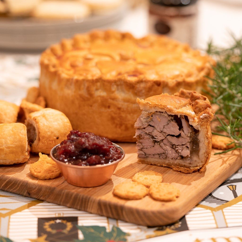 BothamsofWhitby's tweet photo. It’s #BritishPieWeek
🐷 Botham’s Pork Pies are endorsed by Head Baker Jo Botham who tries them on a regular basis, purely for quality control….ahem! 😂👍
In shops now!
#britishpieweek #bothams #porkpie #elitepie #pie https://t.co/WoMqanlScs