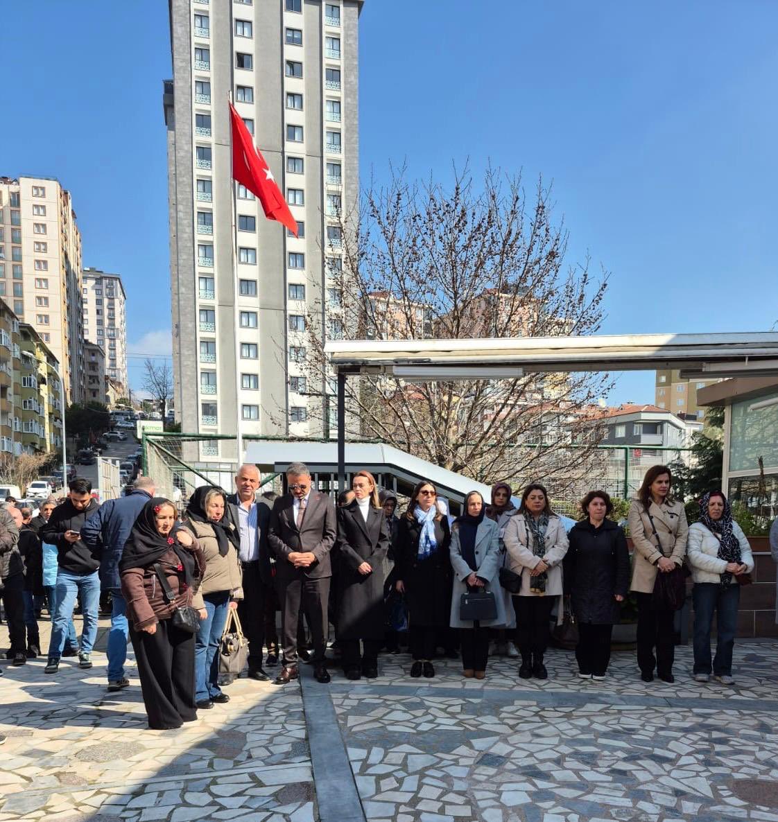 Yine bir kadın…
Yine bir anne…
Yine bir çocuk hayattan koparıldı.
Ne yazık ki yaşarken duyulmayan çığlıklar, öldükten sonra yankılandı.
<a href="/BerkTutuncu/">Berk Tütüncü</a> 
<a href="/zerrin42541384/">zerrin</a> 
<a href="/chp_uskudarilce/">CHP Üsküdar İlçe Başkanlığı</a> 
<a href="/chpkadinuskudar/">CHP Üsküdar Kadın Kolu</a>