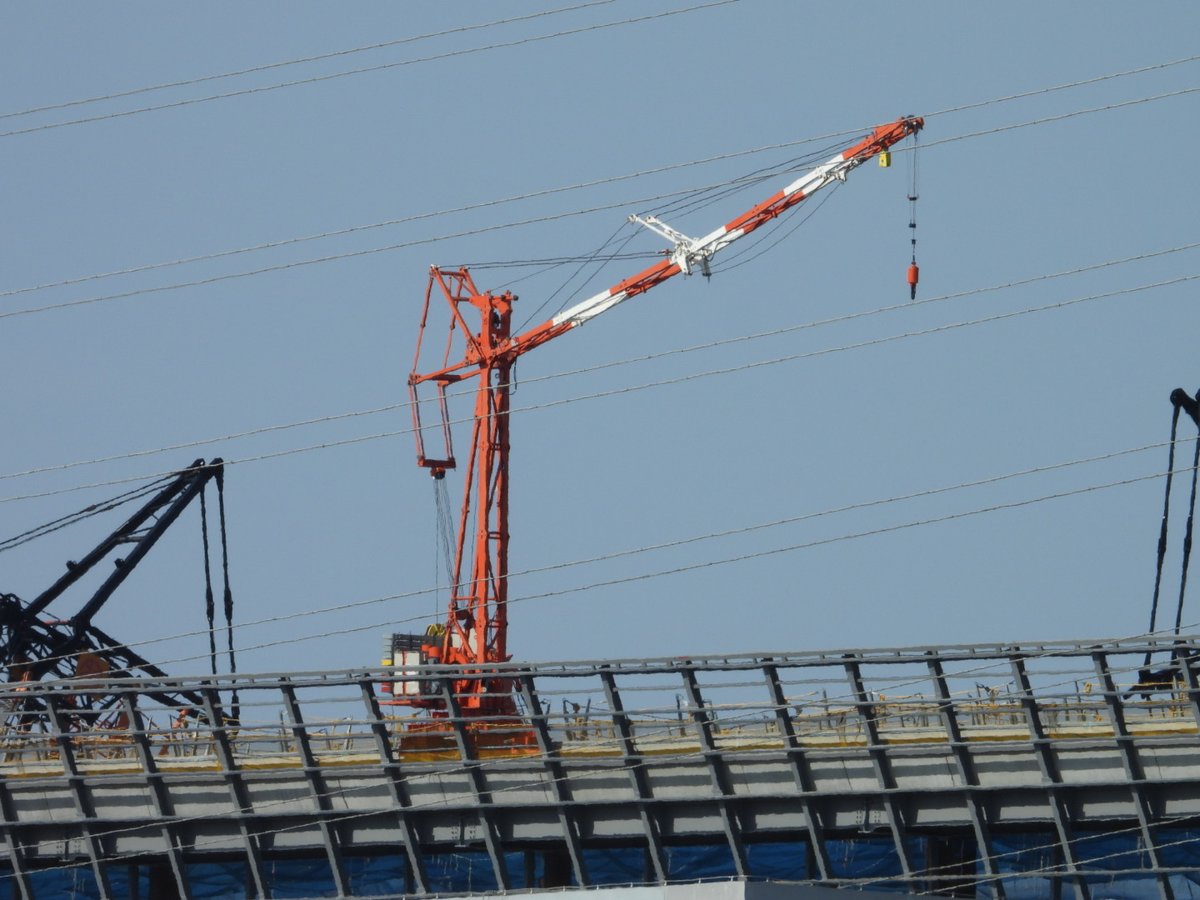 新幹線高架の真横

クローラークレーンのタワー仕様が沢山いる