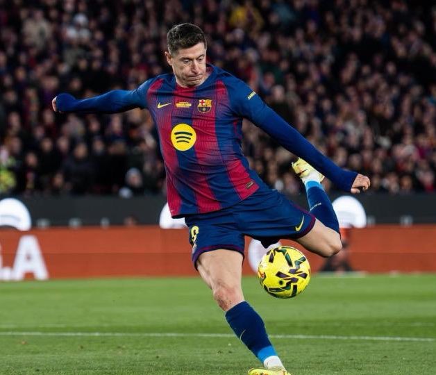 Robert Lewandowski s'entraîne déjà avec un masque de protection ! L'attaquant polonais pourrait avoir du temps de jeu samedi lors du match important contre l'Athletic Club.

(<a href="/monfortcarlos/">Carlos Monfort</a>)