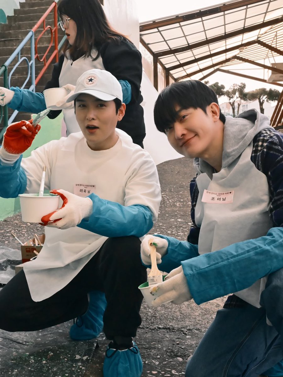 WAAA ryeowook, ari and zhoumi!!! They participated in volunteering to paint murals!!!🥺💙