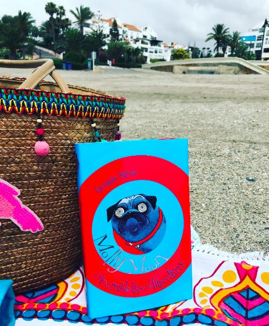 MollyMoonsWorld's tweet photo. Where do you like to read the most? Curled up on a sofa with your cat? Outside in a park or at the beach?😎📖 

📷 shared by bibliotecalamerced https://t.co/0aLlz0aacW