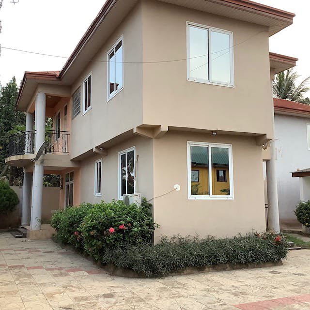 Aba_cutest's tweet photo. 4bed ensuite,5bathrooms,2balconies,2 living rooms,Kitchen,Fully furnished including ac’s and water heaters
No water bill, there’s a well for water pumped into a poly tank
Shared compound with those at the boys quarters,Parking space, Location is Pantang,Ghc 10k,☎️ 0509504135 https://t.co/vIyfSRfU5I