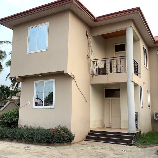 Aba_cutest's tweet photo. 4bed ensuite,5bathrooms,2balconies,2 living rooms,Kitchen,Fully furnished including ac’s and water heaters
No water bill, there’s a well for water pumped into a poly tank
Shared compound with those at the boys quarters,Parking space, Location is Pantang,Ghc 10k,☎️ 0509504135 https://t.co/vIyfSRfU5I