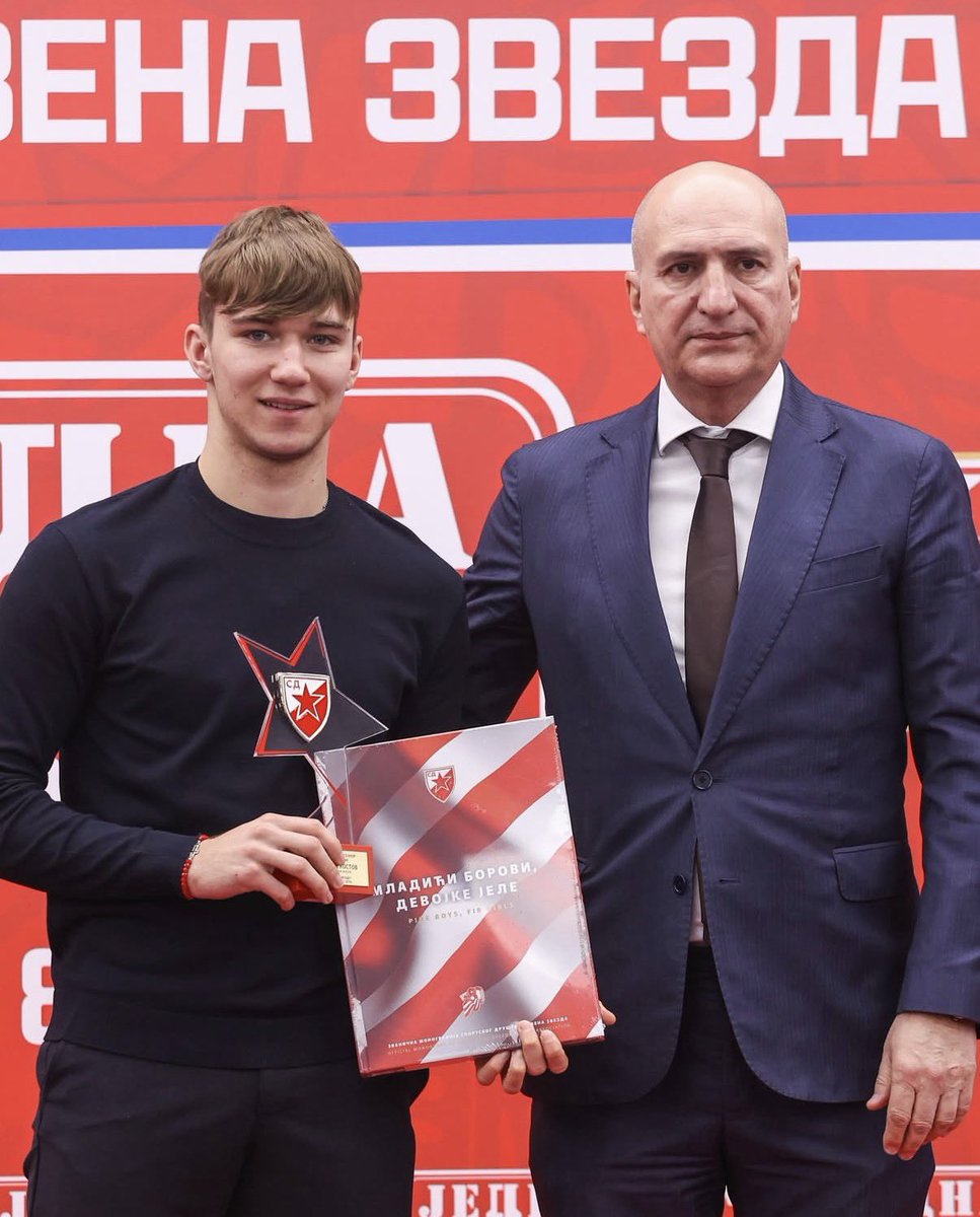 Talentovanom igraču našeg kluba Vasiliju Kostovu dodeljena je nagrada za najboljeg mlađeg seniora Sportskog društva Crvena zvezda na proslavi 81. Zvezdinog rođendana. Čestitamo, Vaso! 

🔴⚪️ #fkcz