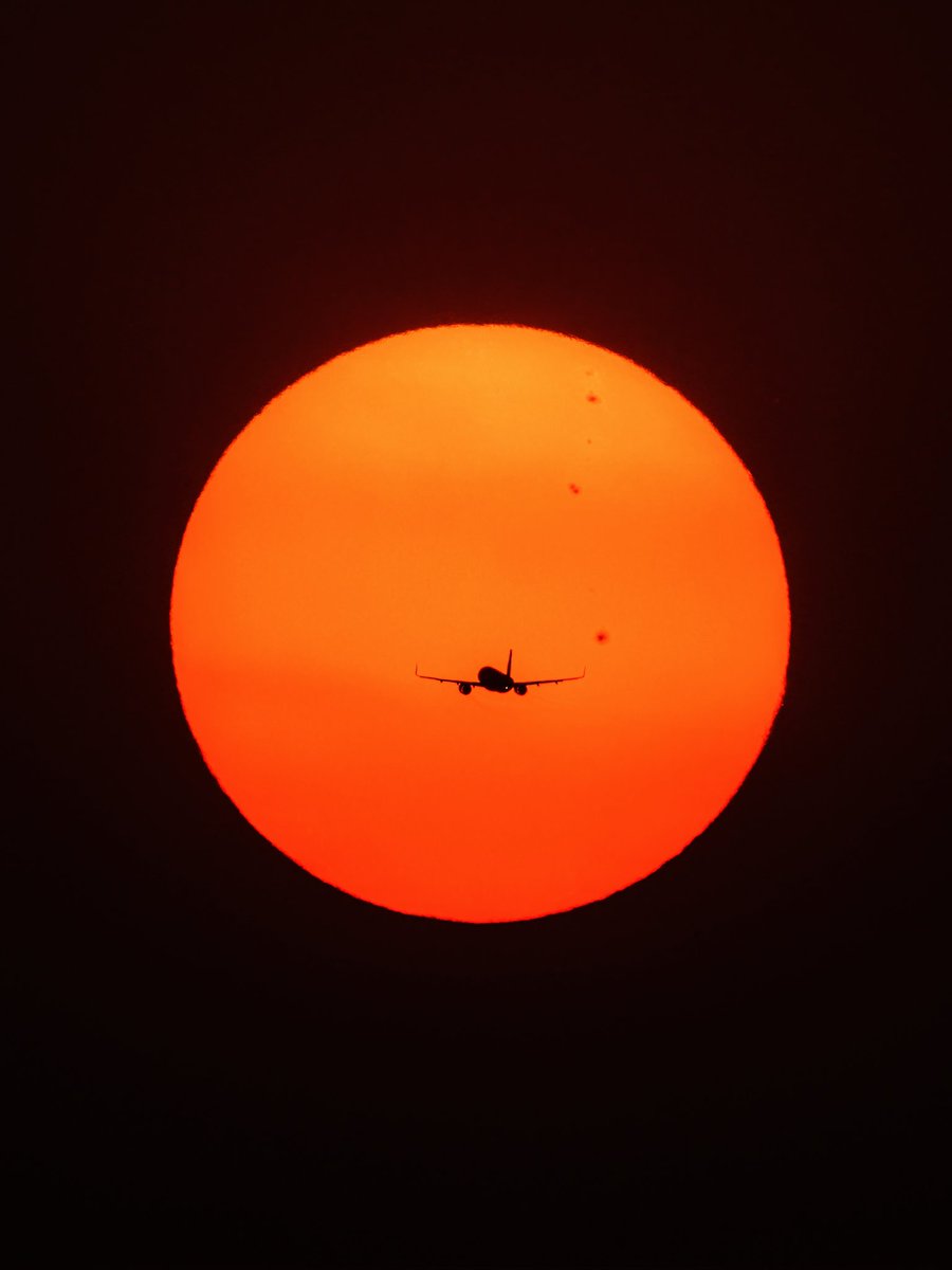 AudiPhotography's tweet photo. Golden flights :)
Every day I'm in Bengaluru and have time around sunset. I watch planes go by with my camera and make images :) I find it so therapeutic. https://t.co/bXV75T2EAR