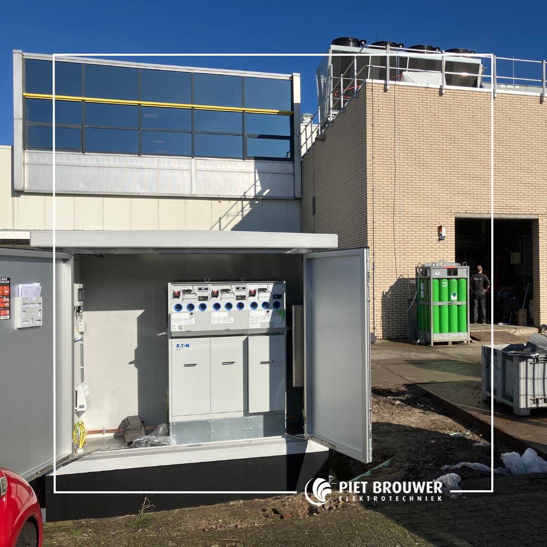 PietBrouwerET's tweet photo. Piet Brouwer Elektrotechniek realiseerde een nieuw inkoopstation voor de uitbreiding van Seacon. Hiermee worden fabriek, kantoor, opslag en laadplein gevoed. Oude huurtransformatoren zijn vervangen door energiezuinige exemplaren. #energie #elektrotechniek #hoogspanning #pbet https://t.co/EilQEAV2PF