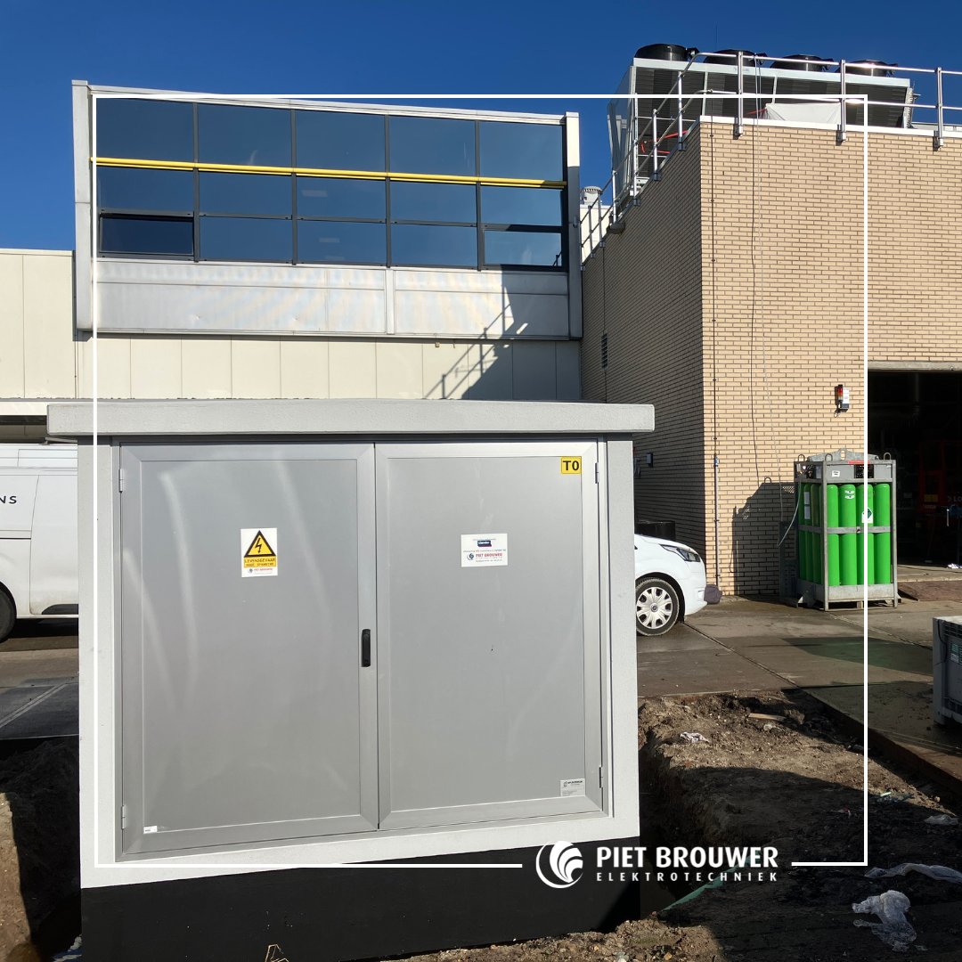 PietBrouwerET's tweet photo. Piet Brouwer Elektrotechniek realiseerde een nieuw inkoopstation voor de uitbreiding van Seacon. Hiermee worden fabriek, kantoor, opslag en laadplein gevoed. Oude huurtransformatoren zijn vervangen door energiezuinige exemplaren. #energie #elektrotechniek #hoogspanning #pbet https://t.co/EilQEAV2PF