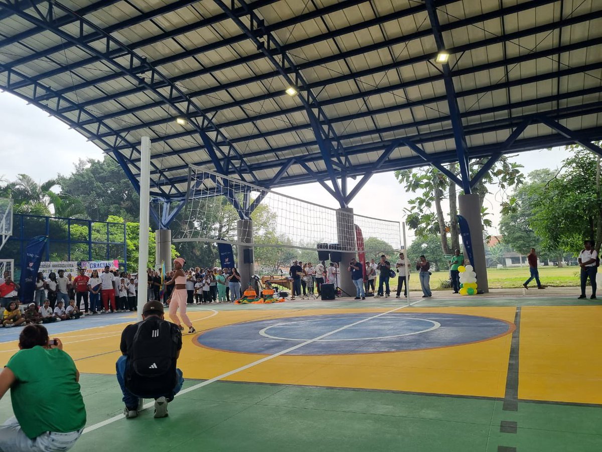 MariaLuceroU's tweet photo. #DesdeElTerritorio La Gobernadora @DilianFrancisca realizó la entrega de una cancha y cubierta Deportiva a estudiantes y profesores de la Institución Educativa de Rozo, obra ejecutada con recursos de regalías por valor de 2.300 millones #TrabajamosyCumplimos
@Indervalle @GobValle https://t.co/Gl0NZngyhg