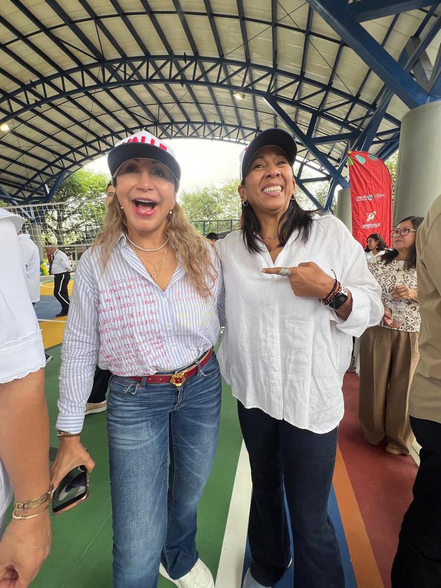 MariaLuceroU's tweet photo. #DesdeElTerritorio La Gobernadora @DilianFrancisca realizó la entrega de una cancha y cubierta Deportiva a estudiantes y profesores de la Institución Educativa de Rozo, obra ejecutada con recursos de regalías por valor de 2.300 millones #TrabajamosyCumplimos
@Indervalle @GobValle https://t.co/Gl0NZngyhg