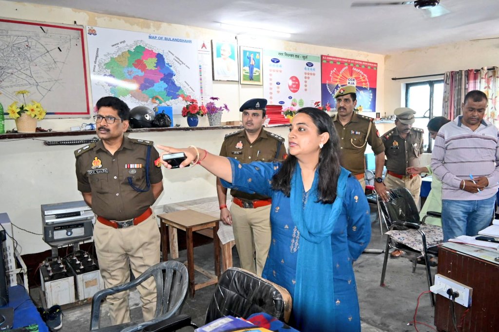 जनपद में होली का पर्व आज धूमधाम से आपसी सौहार्द के साथ शांतिपूर्वक मनाया गया।
त्यौहार के दृष्टिगत #SSP <a href="/bulandshahrpol/">Bulandshahr Police</a>  के साथ नगर व खुर्जा कस्बे का भ्रमण करते हुए व्यवस्थाओं का निरीक्षण किया।
 पुलिस व प्रशासनिक अधिकारियों द्वारा जनपद में भ्रमणशील रहकर व्यवस्थाओं को देखा गया।
