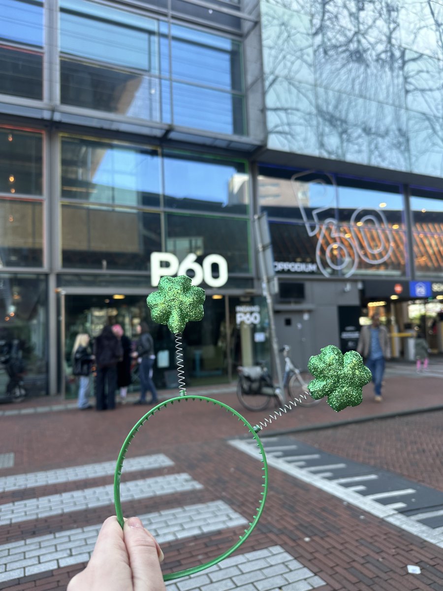 Hloves5SOS's tweet photo. C.C’s who are here for JUNHEE in Amsterdam: I’m here if you want to get freebies! 🥰 #JUNHEETourinEUROPE https://t.co/PyPfAw8LDw