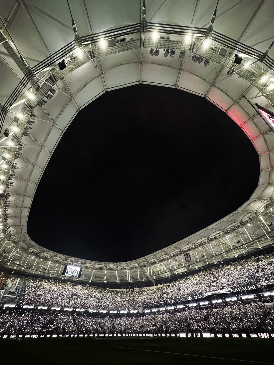 Hafta içi, kupa maçı, kapalı gişe  
Yüce Beşiktaş taraftarı yine sahnede