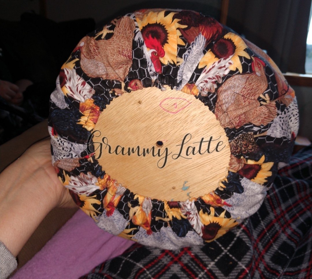 GrammyLatte's tweet photo. two old baskets for 25ยข each โ turned into chicken egg baskets! Used this rooster/sunflower fabric, added elastic so they wash easy, and now they're ready for the coop. ๐๐ป
#ThriftFlip #ChickenMom #FarmhouseCraft #Upcycled https://t.co/kyy4kBMeif