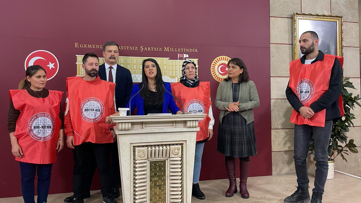 birlesiktekstil's tweet photo. Şık Makas işçileriyle birlikte, Çalışma Bakanlığı önünde yaptığımız basın açıklamasının ardından TBMM’de Gaziantep Emek Partisi Milletvekili Sevda Karaca, İstanbul DEM Parti Milletvekili Özgül Saki ve TİP Genel Başkanı Erkan Baş ile birlikte basın toplantısı gerçekleştirdik.

@sevdakaraca @ozgulsakii @erkbas