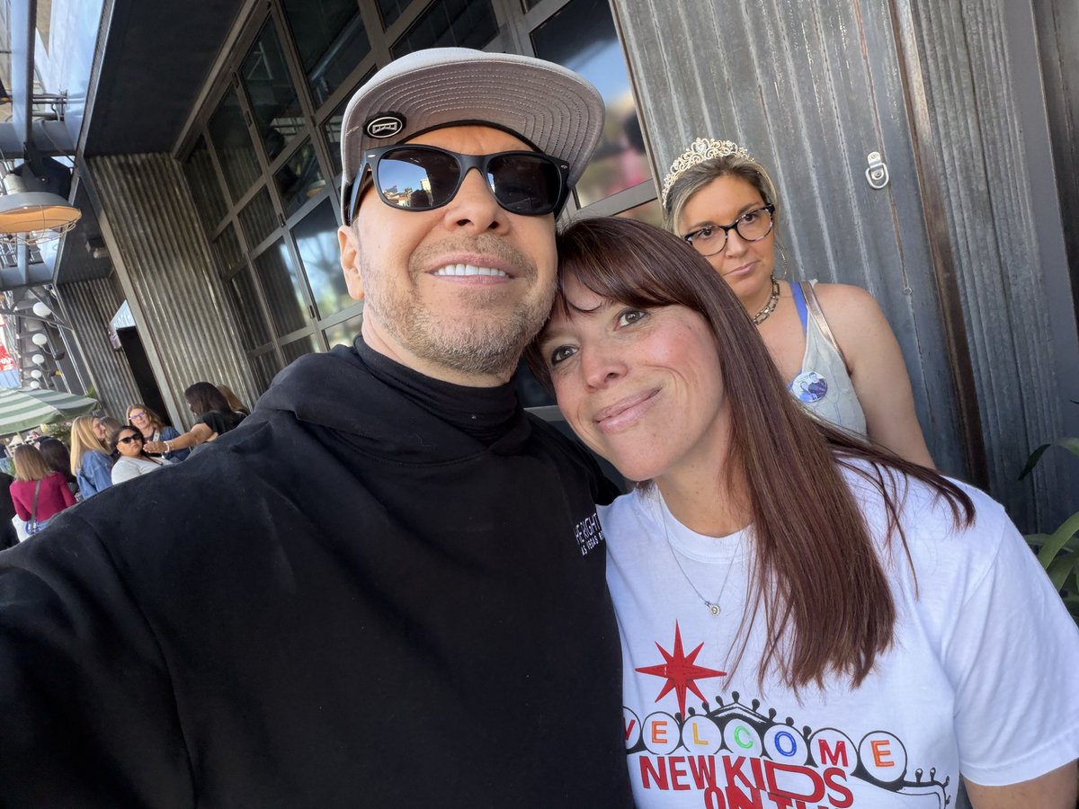 BrandyLamberth's tweet photo. @DonnieWahlberg we finally did it! I finally like our selfie! It only took I think this is #6…”Amy Sue” 😂 approves…lord I still don’t know where you got that from, but sooo glad you do know it’s really Brandy 😂 🧡 you! https://t.co/NSQZxIaYzv