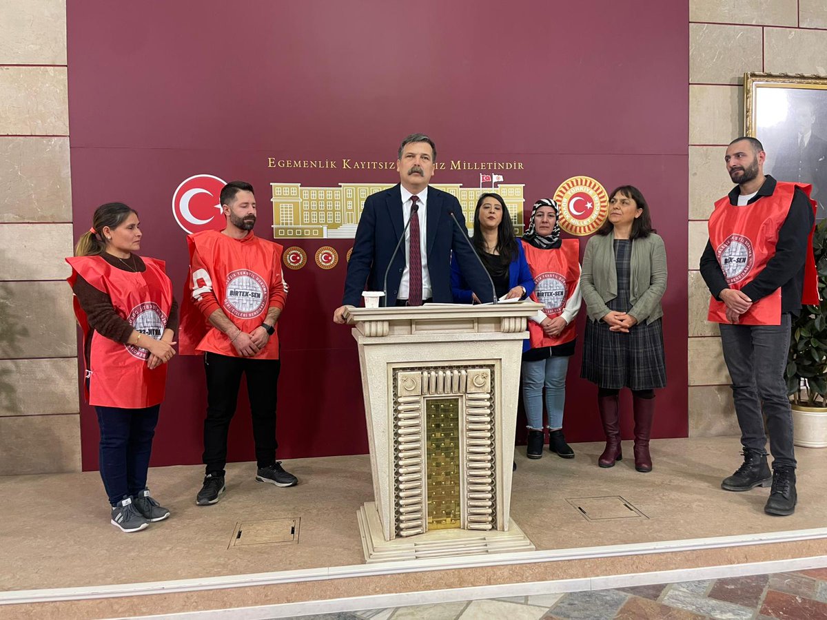 birlesiktekstil's tweet photo. Şık Makas işçileriyle birlikte, Çalışma Bakanlığı önünde yaptığımız basın açıklamasının ardından TBMM’de Gaziantep Emek Partisi Milletvekili Sevda Karaca, İstanbul DEM Parti Milletvekili Özgül Saki ve TİP Genel Başkanı Erkan Baş ile birlikte basın toplantısı gerçekleştirdik.

@sevdakaraca @ozgulsakii @erkbas