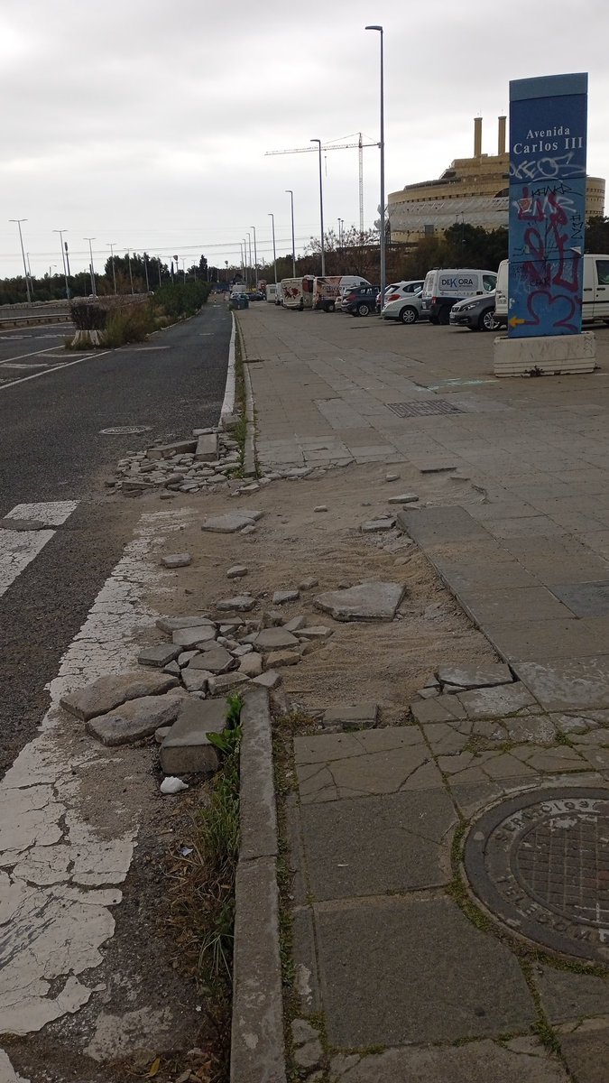 joiovaina's tweet photo. Un año lleva así este paso de peatones de la avenida Carlos III, que a diario usan ancianos, adultos y niños a pie, en bicicleta o patinete. Y por el otro lado está prácticamente igual, y sin luz. @Ayto_Sevilla ¿Hacemos algo? ¿O esperamos a que ocurra una desgracia? https://t.co/0c96x79o4D