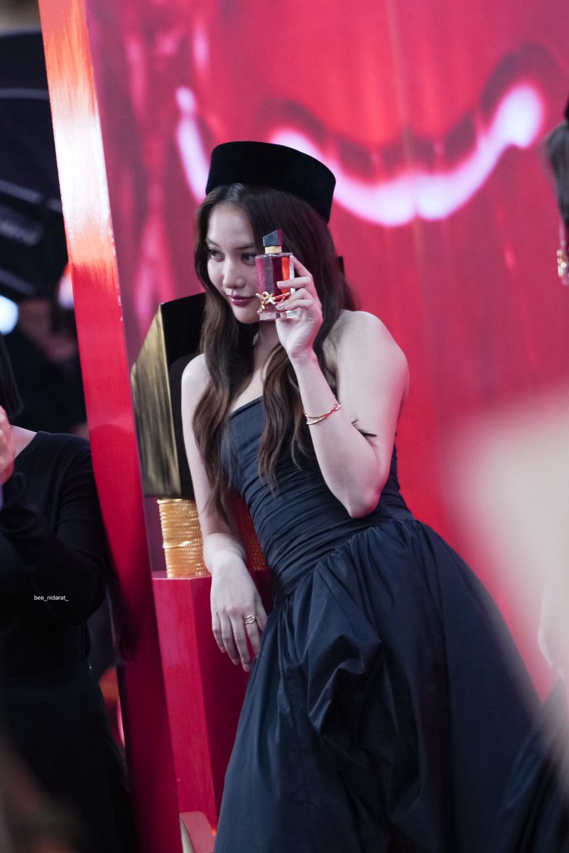 bee_nidarat_'s tweet photo. ถ่ายน้องฟรีนที่อยู่ในกระจก

SAROCHA YSL LIBRE BERRY EVENT
#BERRYCRUSH #YSLBEAUTYTH
#srchafreen https://t.co/oiYNbUxE0v