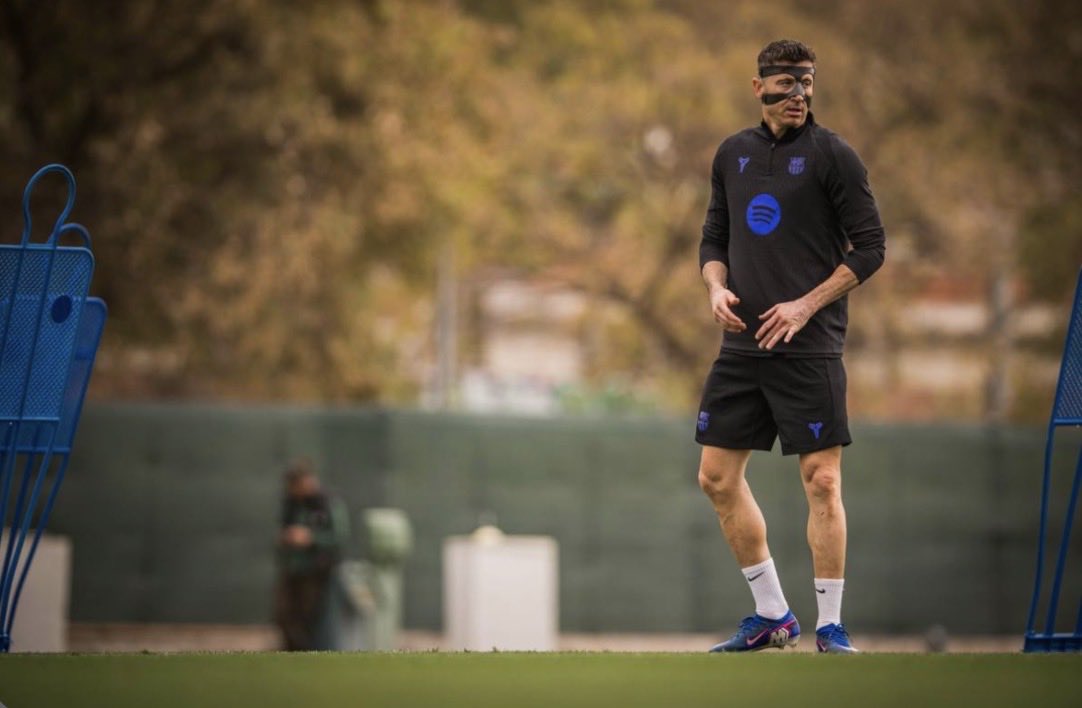 🚨 Lewandowski in training today with a mask.