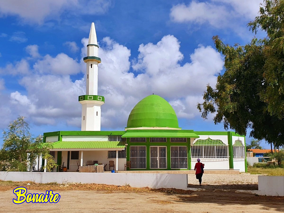 curacaoken's tweet photo. The Mosques in Aruba, Bonaire and Curaçao respectively. #Ramadan https://t.co/6VDlZpJlA8
