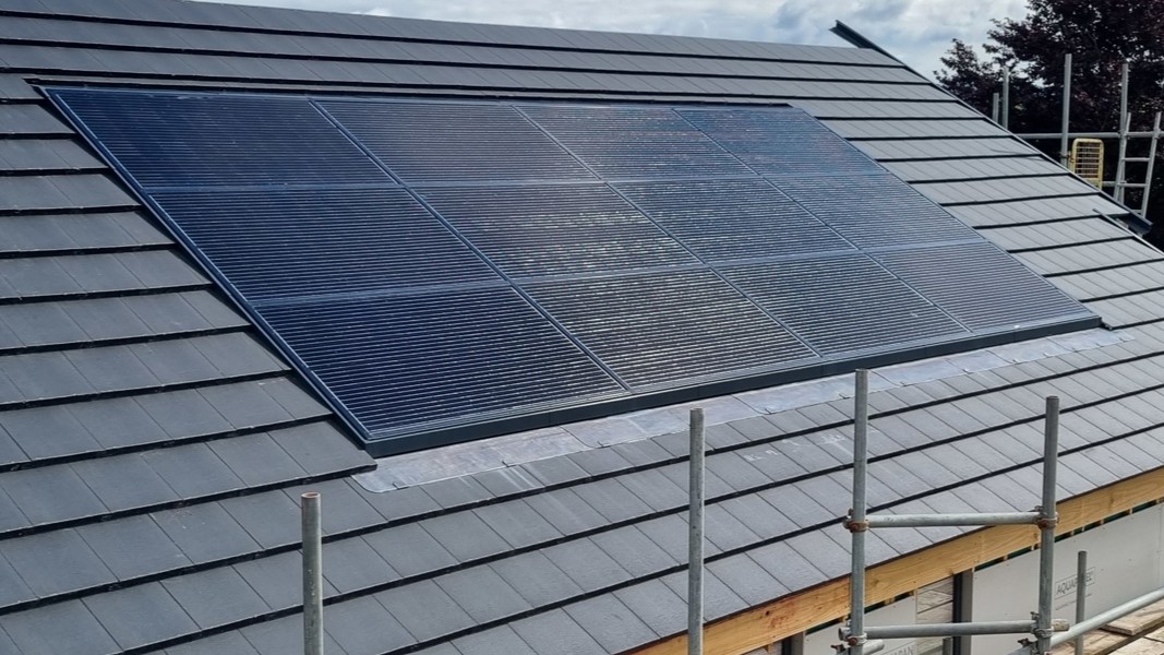 SHDesignCentre's tweet photo. GB-Sol’s integrated solar roof uses the panels as the waterproofing layer, with a hidden rail system that can be set out for different panel sizes and orientations to suit the roof design.

Contact us now to book your visit to Sky House. https://t.co/Lk07YLoJ54