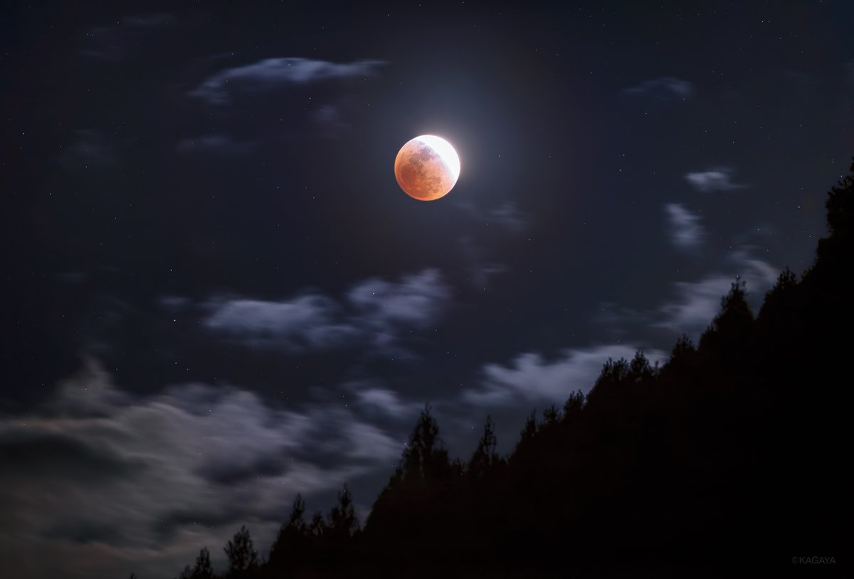 幻想的な月食の夜。
昨夜、皆既月食になる20分前の欠けた月。
地球の影に入った部分が淡く赤く光っています。
細くなった月の光で雲が照らされています。
（昨日、宮崎県にて撮影）

今日もお疲れさまでした。