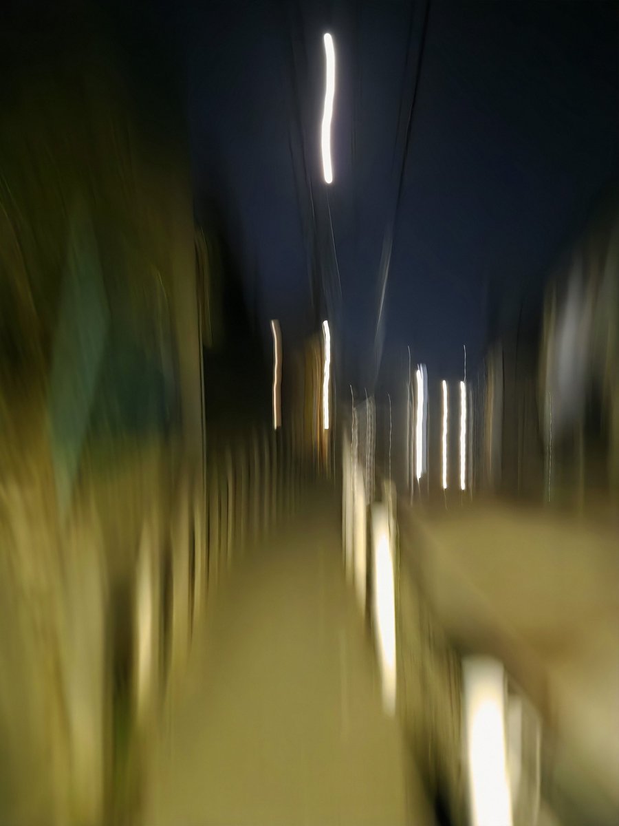 Muraimax95's tweet photo. 人身事故の影響でイライラし、ずっとXのDAHLIA聴きながら電車に乗って帰ってきて、ようやく最寄バス停に着いて家まで歩いてる時に満月がめっちゃ綺麗だったから写真撮ったら設定ミスってDAHLIAの世界観の様な写真が撮れたわ。ちなみに写真撮った時に流れてたのはCRUCIFY MY LOVE。

#XJAPAN 
#YOSHIKI https://t.co/dxaOhiyOh6
