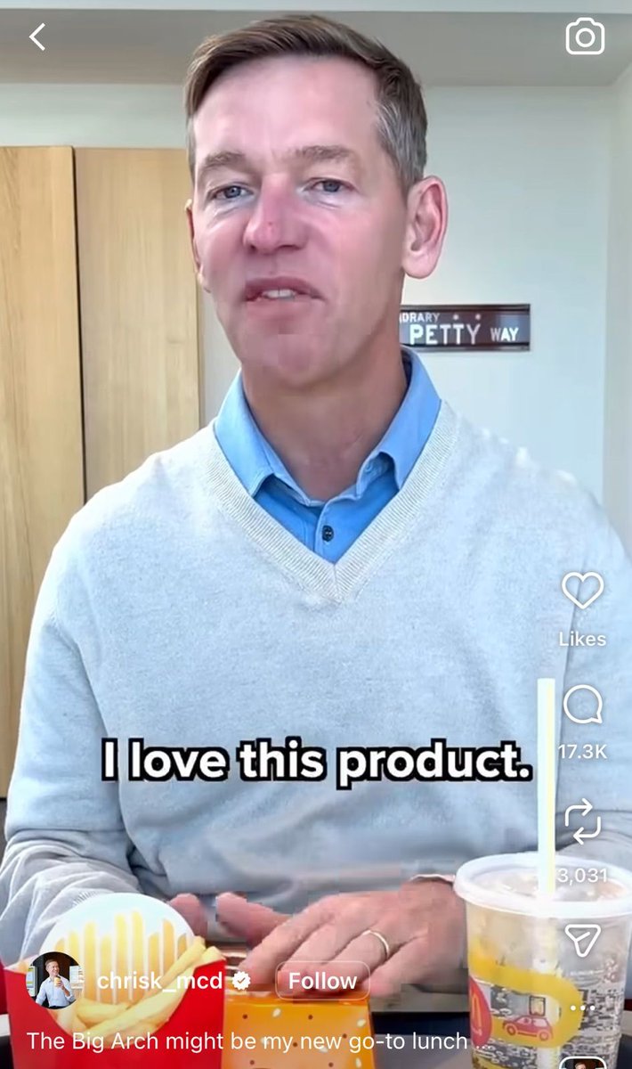 כשהמנכ"ל מנסה להיות "אחד מהחבר'ה": הלקח מהביס של מנכ"ל מקדונלד'ס 🍔
או: משהו קצת אחר ומעניין בזמן שאתם בממ"ד.

בשבועות האחרונים, סרטון אחד של כריס קמפצ'ינסקי, מנכ"ל מקדונלד'ס העולמית, הפך לשיעור מרתק וכואב בבניית מותג אישי בעידן הטיקטוק והאינסטגרם.

מה קרה שם?
כחלק מהשקת ה-Big