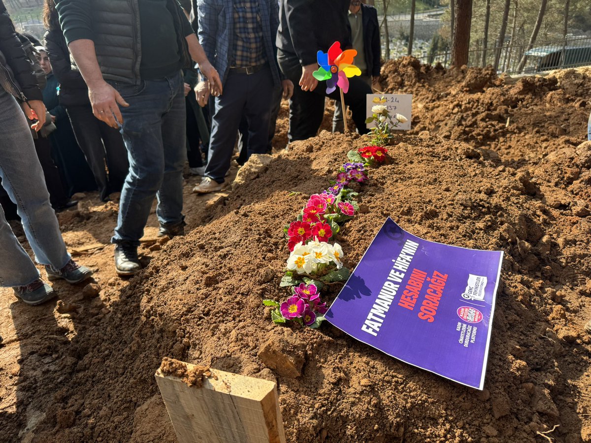 fidanataselim's tweet photo. Fatma Nur Çelik’i ve 8 yaşındaki Hifa İkra Şengüler’i uğurlamak...
Keşke uğurlamalarımız güzel yarınlarına olsaydı. 
Tabutlarına el değdirmeyen, sırtlanan tüm kadınların ellerine sağlık. 
#kadıncinayetlerinidurduracağız
Şüpheli bırakmayacağız. https://t.co/2wpSpxBQaZ