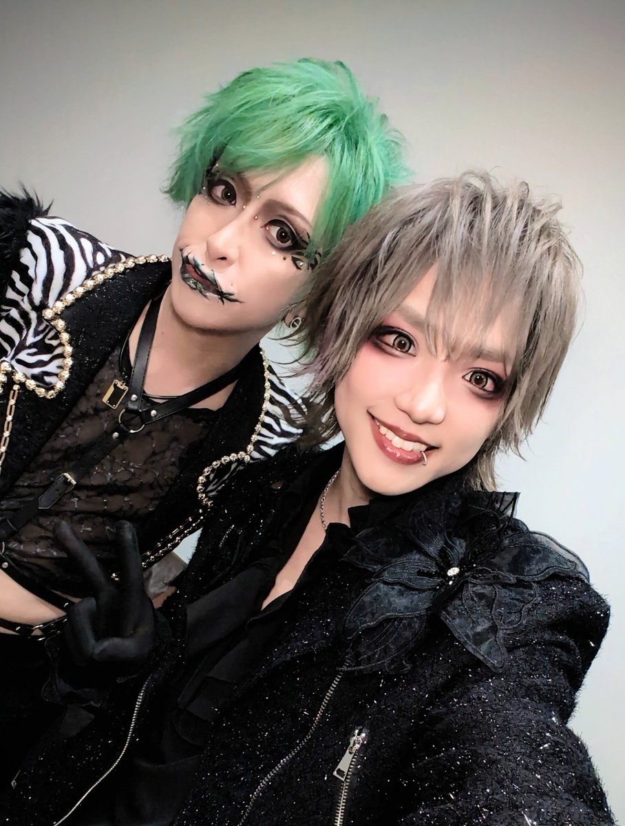 高田馬場CLUB PHASE25周年企画『燦燦爛爛ノ宴』撃破🔥えんそくさんとフェイズ周年のお祝いツーマンでした🙌ミドさんとも写真が撮れて満足です😍次は週末から全曲披露ワンマンツアーがスタート💪