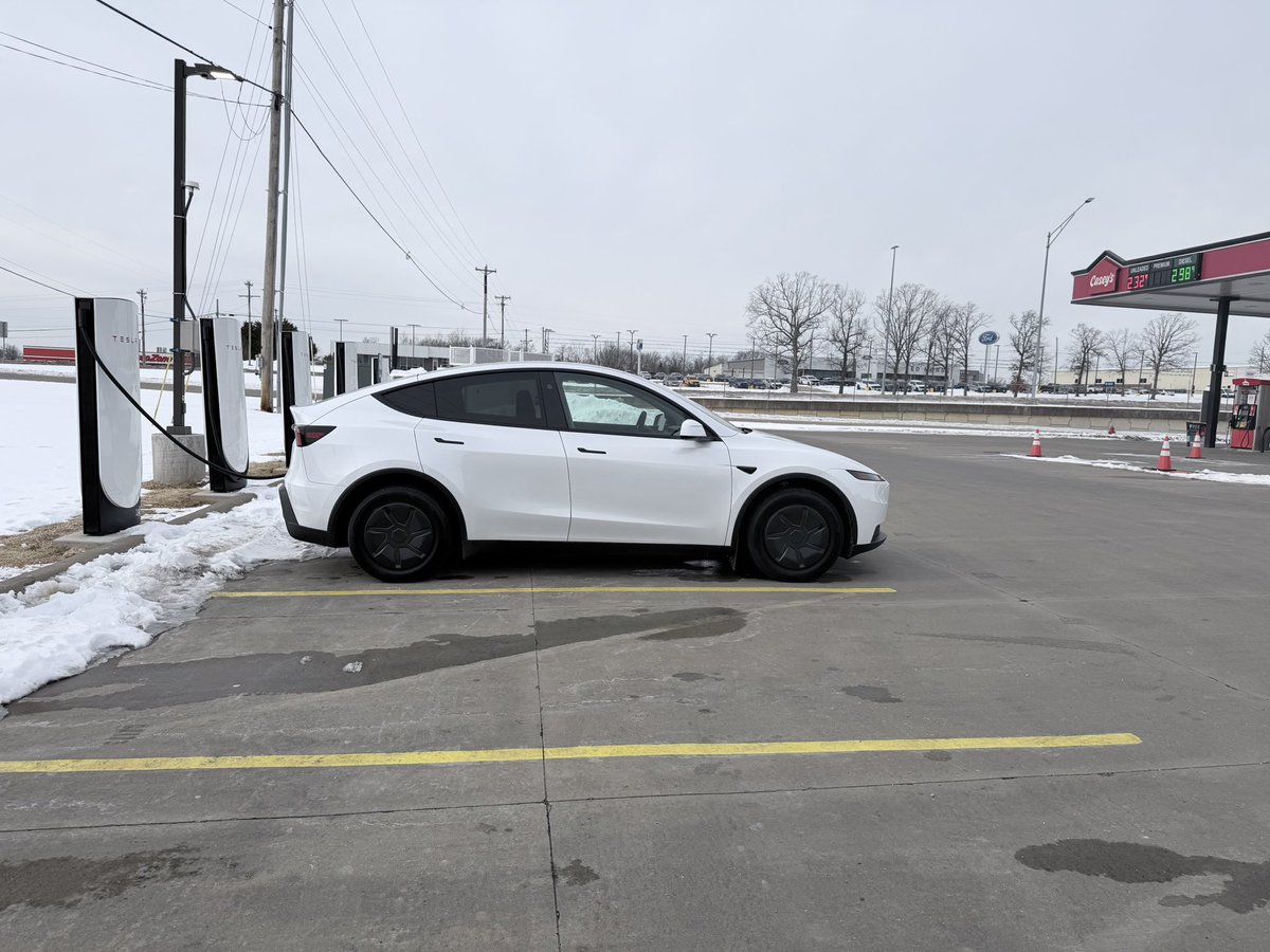 MagazineTesla's tweet photo. ⛽️ 2026 : Toujours en train de tenir un pistolet à essence sale ?

Je lis le "Guide Ultime de la Recharge" du Model Y et une évidence me frappe : ceux qui parlent encore de "contrainte" de recharge n'ont simplement rien compris à la mutation du transport.

Pendant que certains continuent de faire la queue dans des stations-service qui sentent le gasoil pour payer un plein au prix fort, les propriétaires de Tesla vivent dans un autre monde :

Le plein pendant que vous dormez : Imaginez vous réveiller chaque matin avec le "réservoir" plein. Votre garage est devenu votre station-service. Qui peut dire mieux en termes de liberté ?

L'intelligence logicielle : Le guide le rappelle, le Model Y gère tout. Préchauffage de la batterie, calcul des arrêts, disponibilité des bornes en temps réel... Ce n'est plus de la conduite, c'est de la logistique de précision.

Le Supercharging, ce club privé : S’arrêter 20 minutes tous les 300 km ? C’est le temps d'un café et d’un mail. On ne "subit" pas l'attente, on optimise son temps. Le vrai luxe, c'est de ne plus jamais avoir à chercher une station-service au bord de la réserve.

La réalité est simple : Dire que la recharge est compliquée en 2026, c’est comme dire en 2010 que l’iPhone était moins bien qu’un Nokia parce qu’il fallait le charger tous les soirs.

Le Model Y n'est pas juste une voiture, c'est la fin de la servitude énergétique. Si vous trouvez ça complexe, c'est peut-être que vous n'êtes pas encore prêts pour le futur.

Alors, on continue de collectionner les tickets de caisse Total ou on passe enfin à l'ère de l'énergie intelligente ? 👇