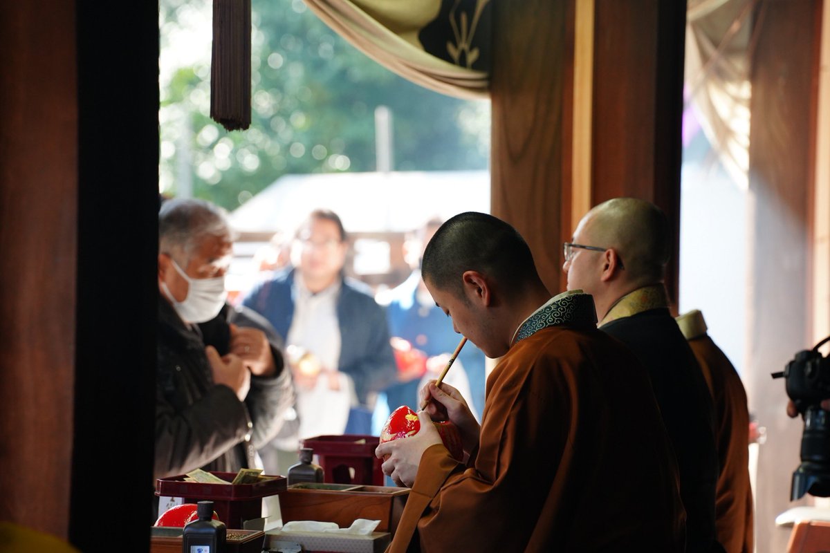 #深大寺だるま市 、無事に終わりました。
二日目はお天気にも恵まれ、境内に並ぶカラフルなだるまや、参道を進む鮮やかなお練り行列、多くの方に一足早い春の訪れを感じて頂けたのではないでしょうか。
“今年も1年、いい年になりますように！
また来年元気にお会いしましょう。”