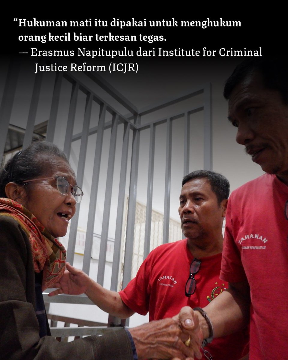 “Saya yakin bukan itu pekerjaan dia. Dia betul bekerja untuk menolong keluarga. Kalau mau kerja narkotika, ngapain kami sekolahkan pelayaran, susah payah kami sekolahkan dia di pelayaran.”

 projectmultatuli.org/hukum-indonesi…