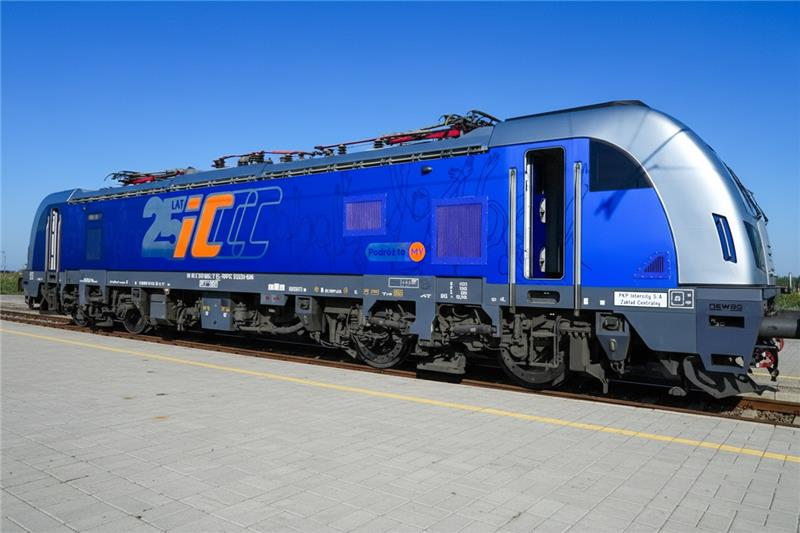 PKPIntercityPDP's tweet photo. Od dziś wypatrujcie na szlakach kolejowych w całej Polsce. #25latPKPIntercity #Griffin #EU200
@J_Malinowski @DariuszKlimczak @PiotrMalepszak @MI_GOV_PL
#PKPIntercity #lokomotywa #railfans #trainspotting #railwayphotography #kolej #pociągi https://t.co/50d9Hqcso2
