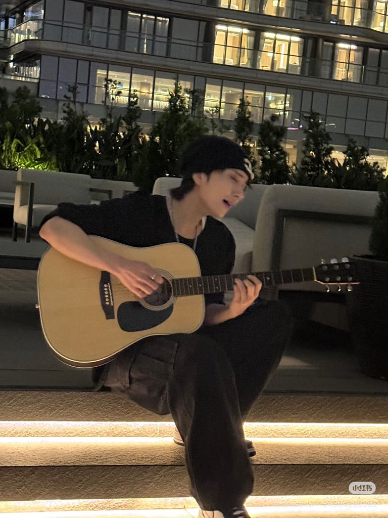 joshu_acoustic on xhs update 🖤 #조슈아 

behind the scenes :) #xiaohongSHUA