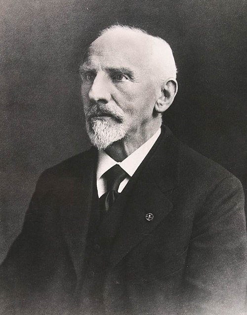 Sebelum ke Indonesia, Snouck Hurgronje tinggal di Makkah untuk mempelajari Islam dengan menyamar menggunakan nama Abdul Ghaffar. Bahkan, dia disunat sebagai syarat masuk Islam. 

Snouck mendokumentasikan kehidupan kota suci dan memotret jamaah haji. Dia menerbitkan karyanya