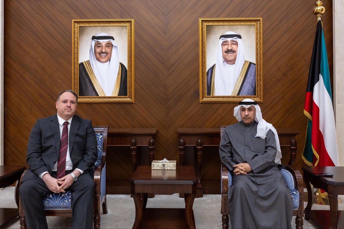 MOFAKuwait's tweet photo. استدعت وزارة الخارجية، ممثلة بسعادة السفير عزيز رحيم الديحاني، نائب وزير الخارجية بالوكالة، سعادة د. زيد عباس شنشول، القائم بأعمال سفارة جمهورية العراق لدى دولة الكويت، وذلك لتسليمه مذكرة احتجاج على إثر الاعتداءات التي شنتها فصائل مسلحة عراقية والتي استهدفت الأراضي الكويتية في يوم الثلاثاء الموافق 3 مارس 2026.

وخلال اللقاء، جدد سعادة نائب الوزير بالوكالة استنكار دولة الكويت وبأشد العبارات للممارسات الخطيرة التي تنتهك سيادتها وتعد مخالفة صريحة لقواعد القانون الدولي، وتسببت في وقوع ضحايا في صفوف المدنيين والعسكريين إضافة إلى خسائر وأضرار مادية جسيمة، مؤكداً على أن شن هجمات على دولة الكويت باستخدام الأراضي العراقية أو أي أراضي لدولة مجاورة يعتبر بمثابة جريمة عدوان مجرم في القانون الدولي ويتعارض مع مبادئ السلامة الإقليمية، مشدداً على أهمية اتخاذ جمهورية العراق لخطواتٍ عملية وملموسة في معالجة وإيقاف تلك الاعتداءات.

كما أكد سعادته على حق دولة الكويت السيادي، وفقاً للمادة 51 من ميثاق الأمم المتحدة، في الدفاع عن أراضيها ومنشآتها الحيوية ضد أي عدوان أو تهديد لأمنها، وبما يكفل ممارسة حقها الأصيل في الدفاع عن النفس وفقاً للقانون الدولي.