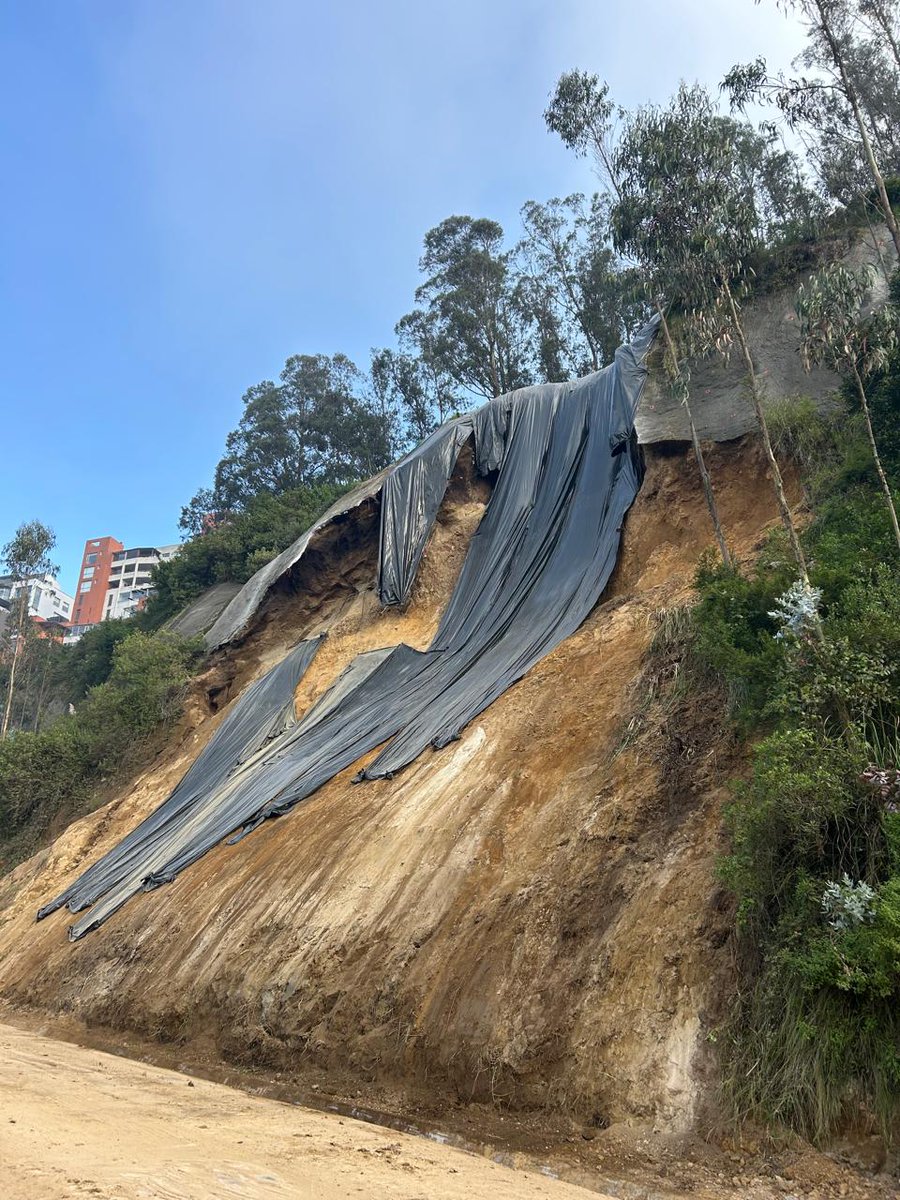 Seguimos preocupados por el #TaludNayon. Dicen que van a abrir la vía a Nayón pronto, pero el arreglo parece muy temporal. Necesitamos más rápido los estudios y la obra en este lugar. No queremos otra emergencia. <a href="/MunicipioQuito/">Municipio de Quito</a> <a href="/ObrasQuito/">Obras Quito</a> <a href="/pabelml/">Pabel Muñoz L.</a> <a href="/GadNayon/">GAD Parroquial Nayón</a> <a href="/comunidadquito/">Comunidad Quito</a>