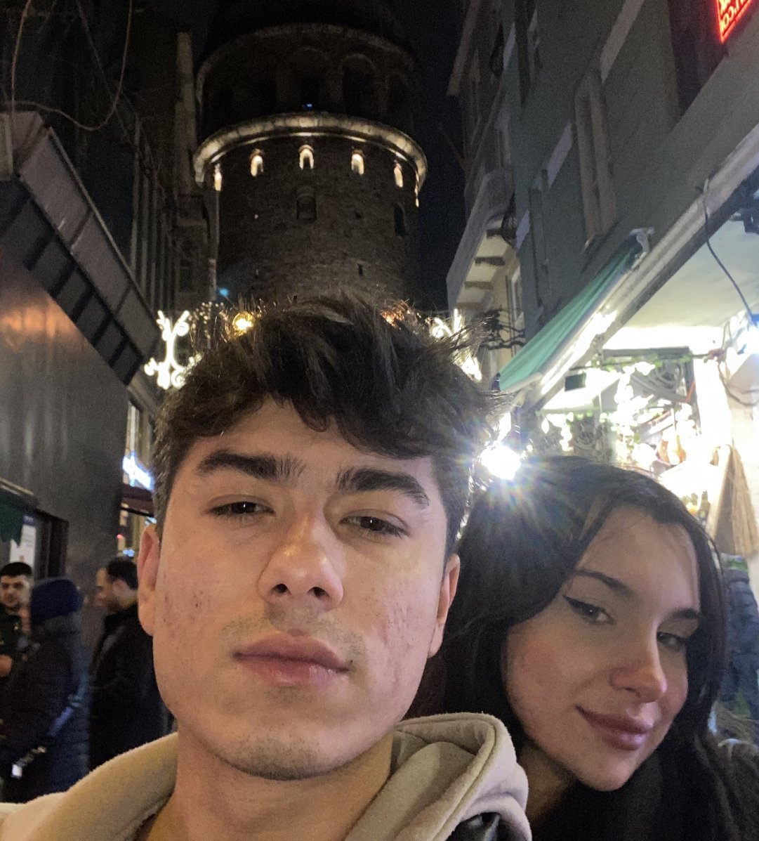 Kardeşini korumak isterken öldürülen Hakan Çakır cinayetinde mütalaa açıklandı. (Türkiye Gazetesi)

Savcılık, tutuklu bulunan baba, oğlu ve arkadaşı için;
• 'Kasten öldürme' suçundan müebbet,
• 2 kişiyi 'öldürmeye teşebbüs' suçundan ise 45 yıla kadar hapis cezası talep etti.