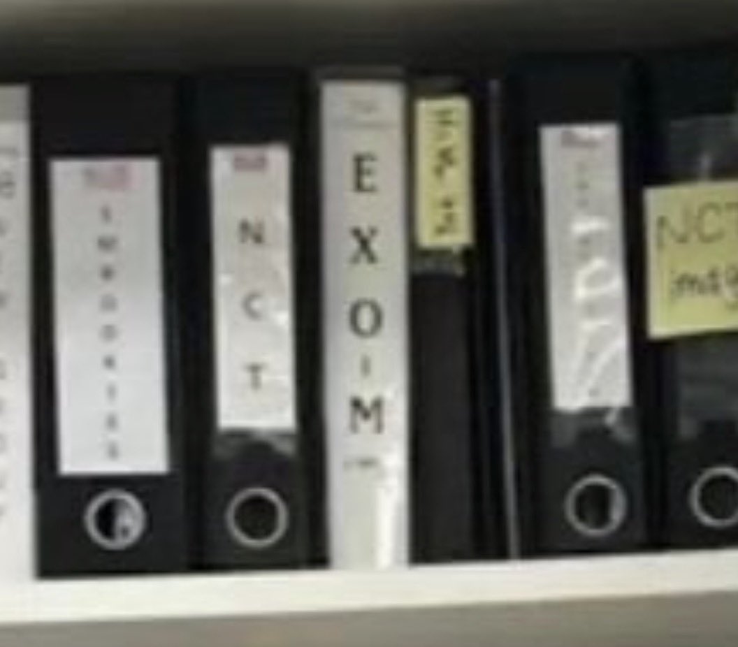 บนชั้นที่10ของเอสเอมมีแฟ้มเอกสารไฟล์ภาพวัยเด็กแผนงานของเด็กๆ แล้วเจอ EXO-M สมัยพระเจ้าเหามาก