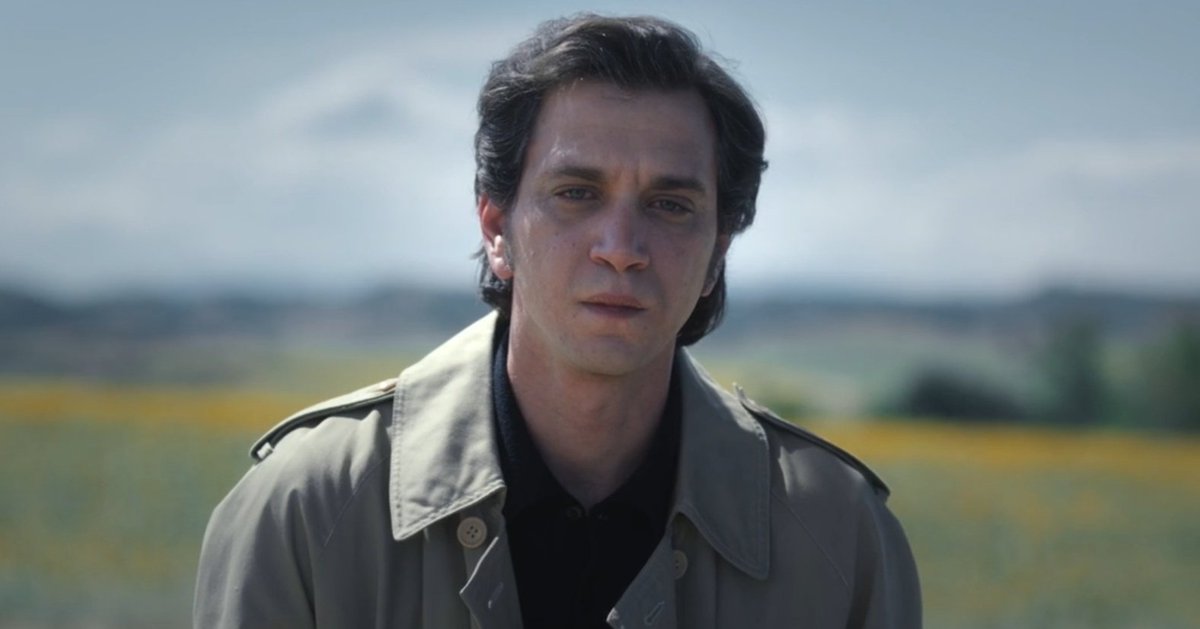 sen ışığını arayan güzel günebakan
ben tozuna dumanına hasret bir enkaz