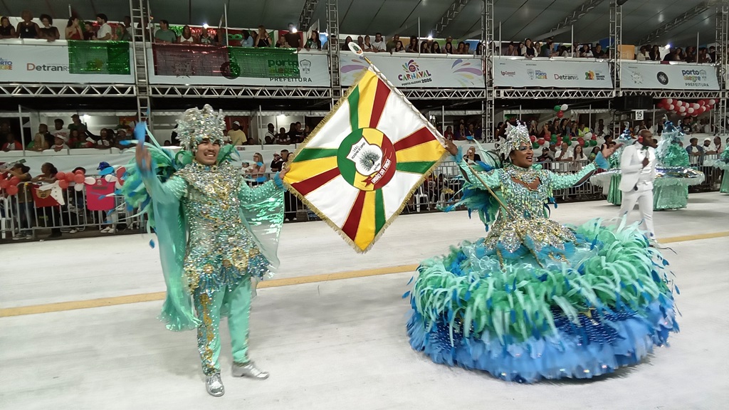 CEnfoco's tweet photo. Tem renovação com continuidade na Zona Sul! 🥁🦚
A União da Tinga mantém Kelvin na Ritmo e União, Sandro Ferraz como intérprete e o casal Andreisa e Marcos, único a receber 10 dos quatro jurados. Foco total em 2027! #CarnavalPOA Leia mais: https://t.co/tHGALWPXyw https://t.co/ZyJfVasxDI
