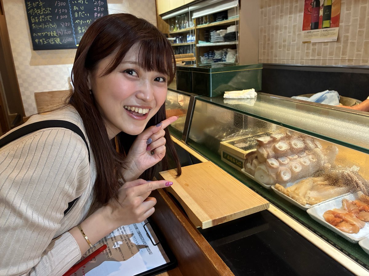 lfkanonmaejima's tweet photo. 『狛江駅前親栄会』3日目💨
メダリストもお忍びで足を運ぶ絶品お寿司「寿し処 おお田」さんへお邪魔しました🍣

この道50年のおおたさんのお寿司を食べたらハッピーに！
とろける大トロと大きなタコを目の前で握っていただきました、間違いなく！金メダルうまえじま〜🏅
#垣花正ハッピー https://t.co/vU3HwN88zQ