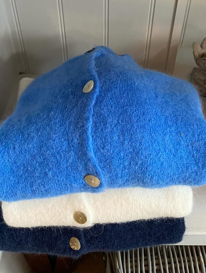 🌸The essential cardigan🌸

I think a cardigan is the most useful thing you can own, particularly living in the Uk, where we can and do, experience many seasons in the same day. 

This pic was taken last year but it’s still what I’ll reach for today. Available in lots of colours