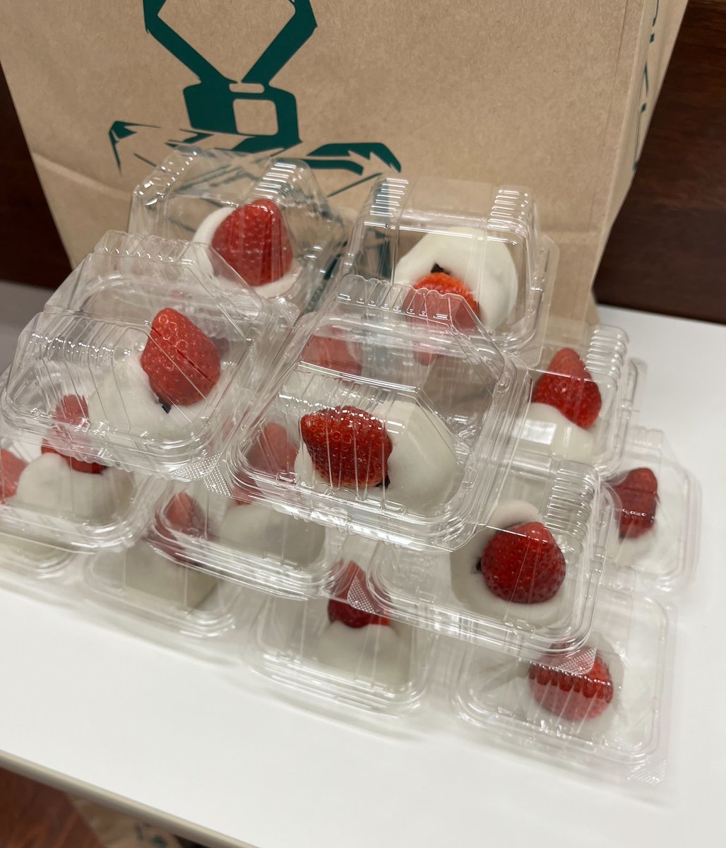 tetto_wind's tweet photo. 日曜はアンサンブルのレッスンでした！
4月末の発表会本番に向けて各チーム頑張っています✨️
短い時間でしたがチームごとに先生にご指導いただいたので、与えられた課題を乗り越えられるよう尽力します💪🏻

団長から嬉しい差し入れもありました🍓😋

#団員募集中 #渋谷区文化総合センター大和田 https://t.co/hvxy3C648c