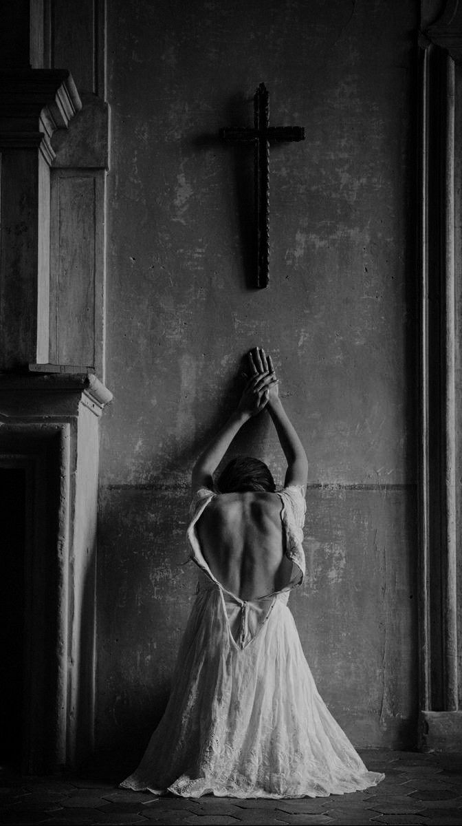 “Conservar el estado de gracia quienes tengan fe, y quienes no la tengan empiecen a buscarla, porque en los tiempos que vienen sólo habrá una forma de que las rodillas dejen de temblar, y será caer sobre ellas y rezar”

-Venerable Fulton Sheen