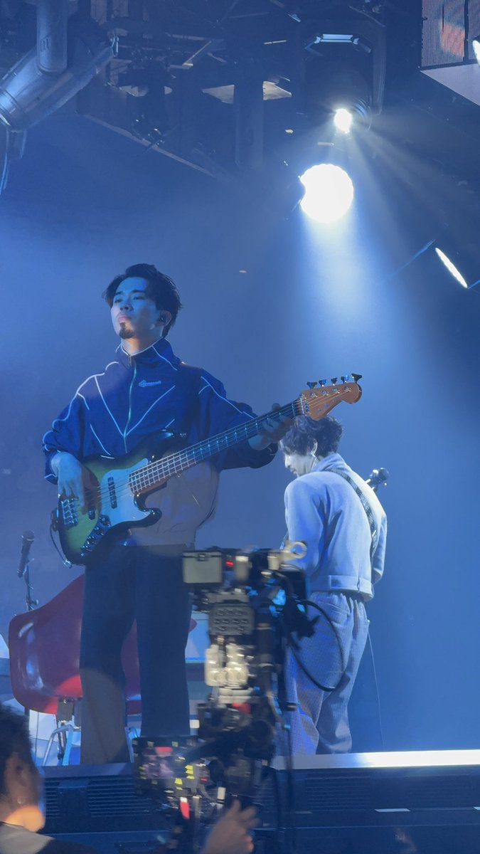 moon2_23_m's tweet photo. 先生見つけて眼差しを送るつねお

@DaikiTsuneta 
@K_and_his_B 
@KingGnu_JP 

#KingGnuCENTRALTour2026 https://t.co/scnR0THh7u