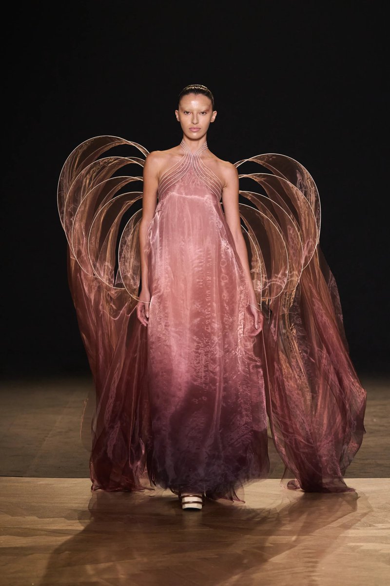 modaofdragons's tweet photo. ✧ Eileen Gu wore Iris van Herpen FW25 Couture to the Grand Dîner du Louvre. https://t.co/IApxVioRtz